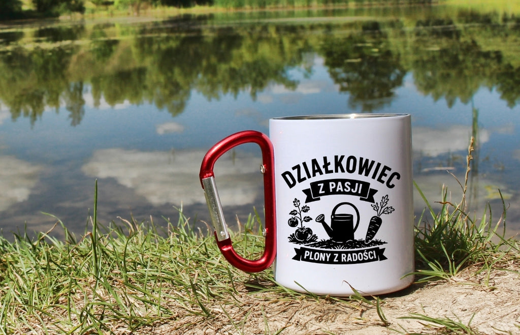 Kubek biały z czerwonym karabińczykiem „Działkowiec z pasji, plony z radości” – działka, ogród #5