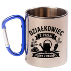Kubek niebieski z karabińczykiem „Działkowiec z pasji, plony z radości” – na działkę #1