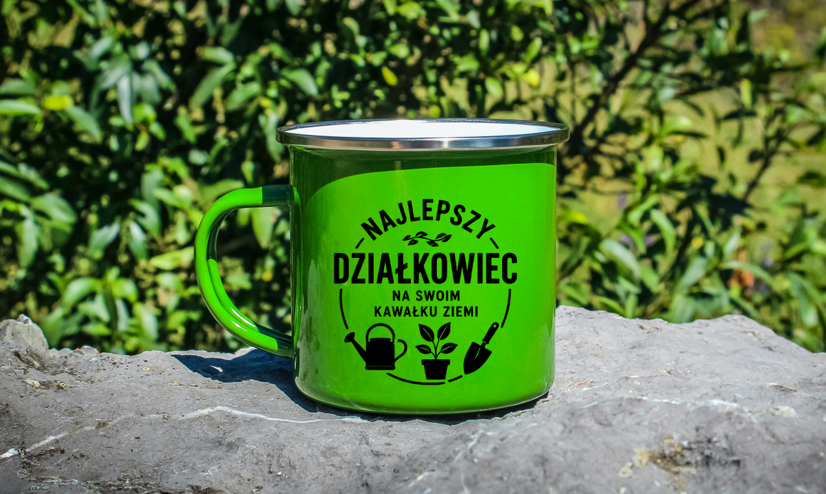 Kubek emaliowany zielony z nadrukiem „Najlepszy działkowiec na swoim kawałku ziemi” – działka, ogród #5