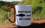 Kubek biały z czerwonym karabińczykiem i nadrukiem "KEEP CALM and IDŹ ŁOWIĆ" – wędkarstwo #6