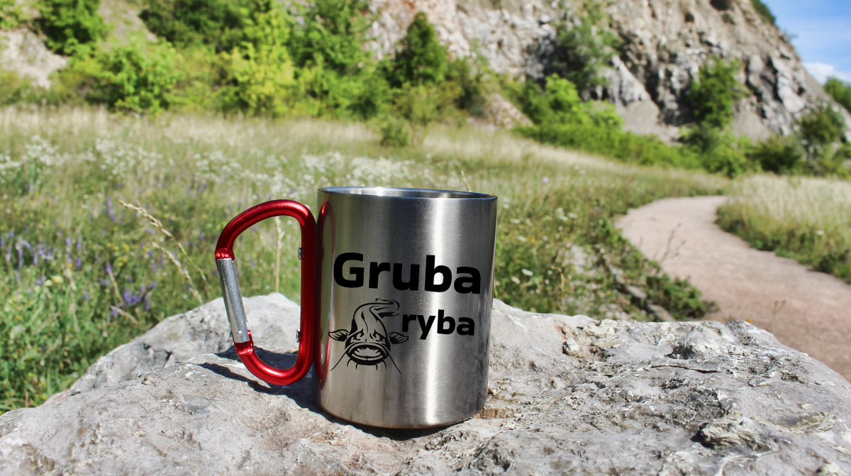 Kubek z czerwonym karabińczykiem i nadrukiem „Gruba ryba” – wędkarstwo #10