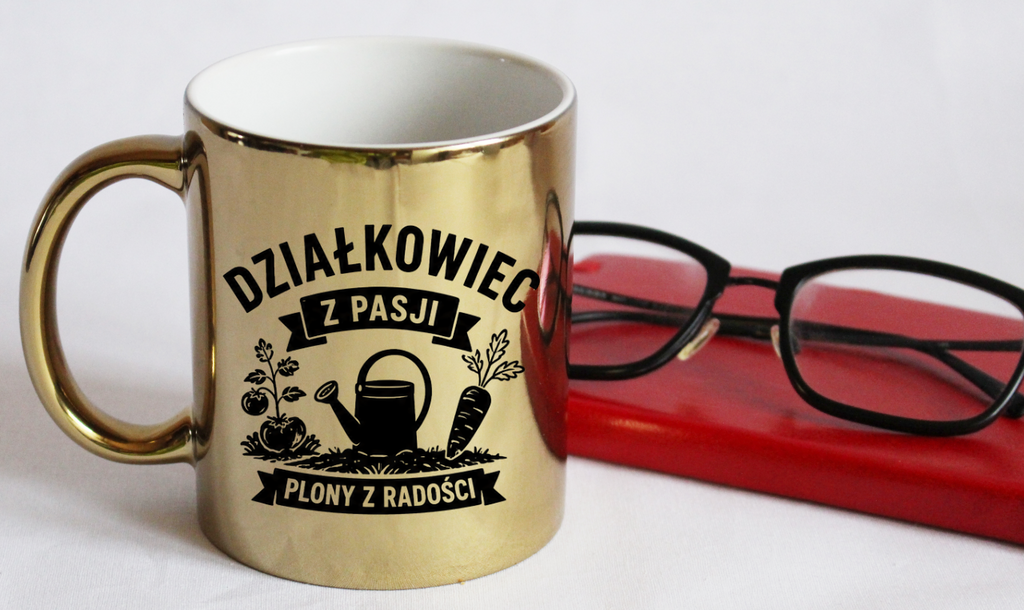 Kubek złoty z nadrukiem "Działkowiec z pasji, plony z radości" - działka, ogród #1