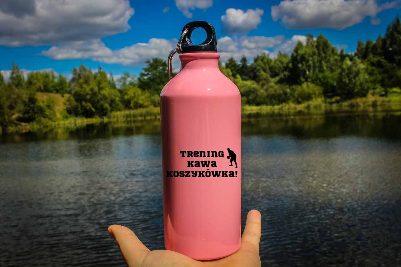 Butelka różowa 600 ml z napisem "Trening Kawa Koszykówka!" #1