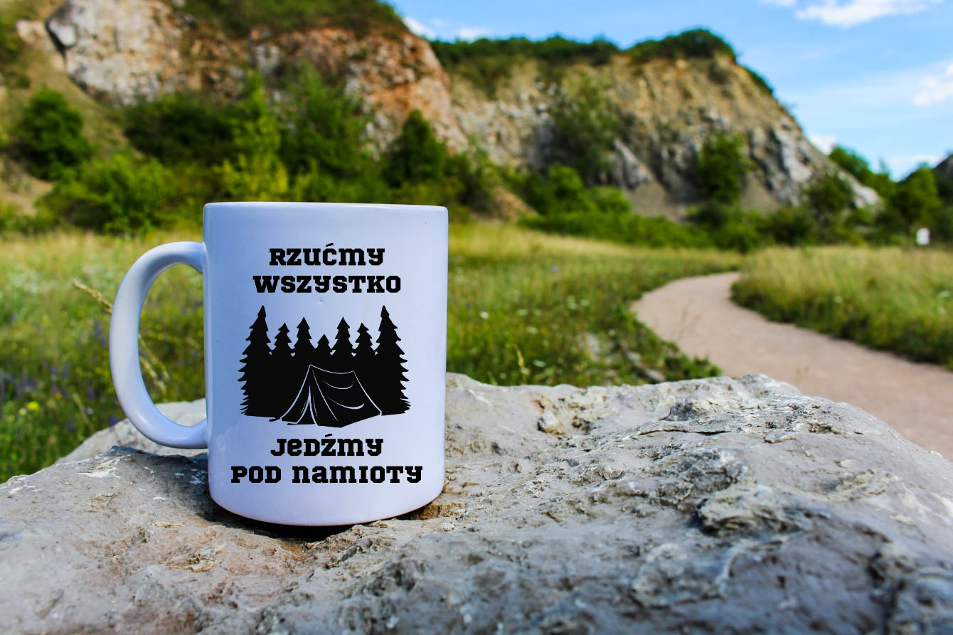 Kubek biały z nadrukiem „Rzućmy wszystko, jedźmy pod namioty” – camping #10