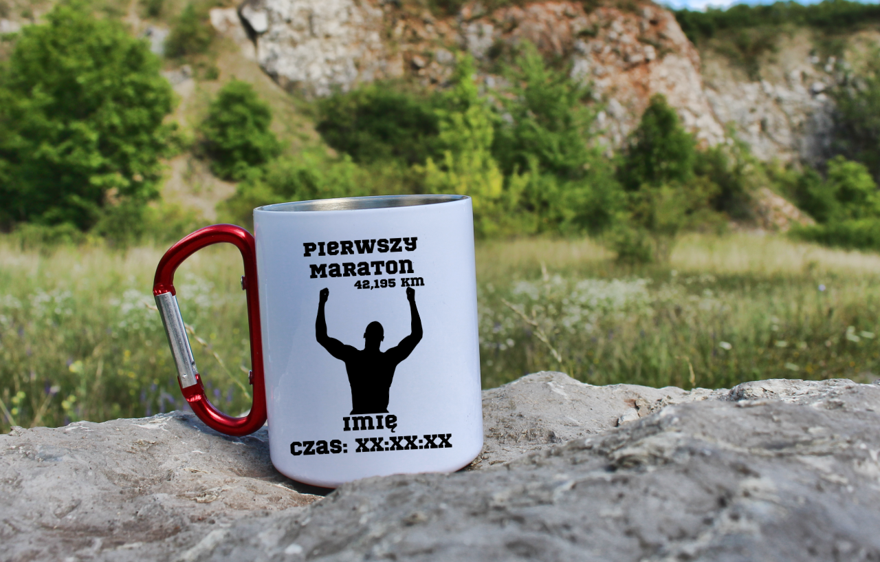 Kubek biały z czerwonym karabińczykiem – pamiątka po maratonie z czasem i imieniem – bieganie #10