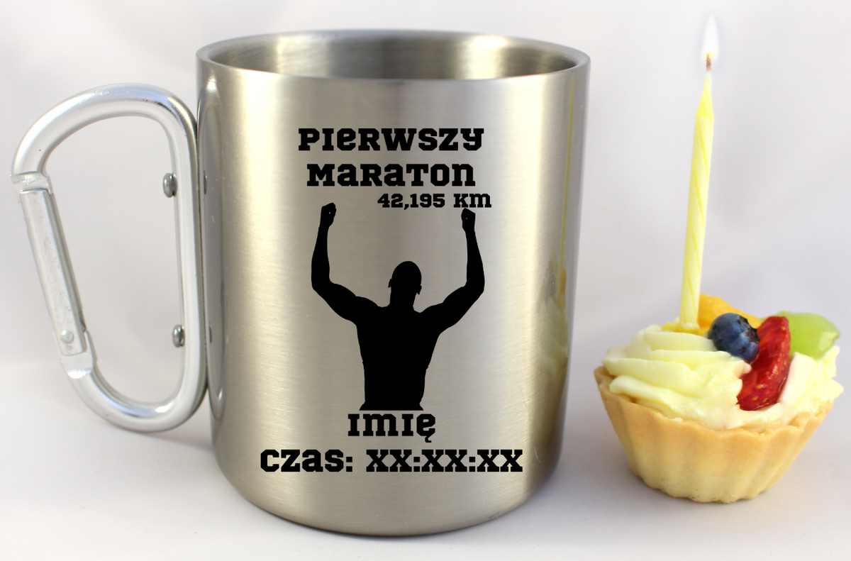 Kubek ze srebrnym karabińczykiem – pamiątka po maratonie z czasem i imieniem – bieganie #9