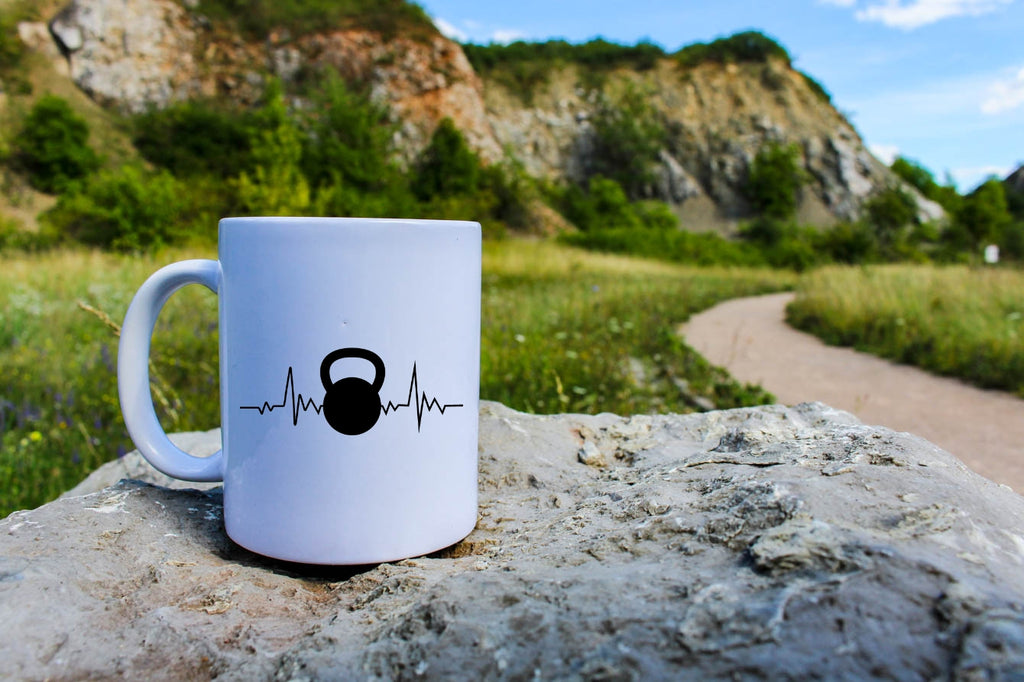 Kubek biały z grafiką kettlebell i linia życia – na prezent, siłownia #4