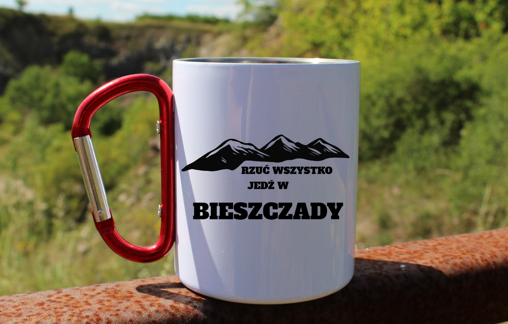 Kubek biały z czerwonym karabińczykiem, nadruk „Rzuć wszystko, jedź w Bieszczady” #4
