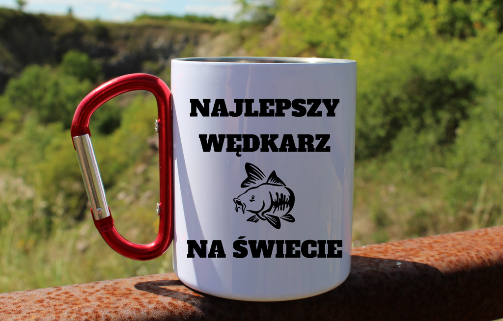 Kubek biały z czerwonym karabińczykiem i nadrukiem "Najlepszy wędkarz na świecie" – wędkarstwo #7