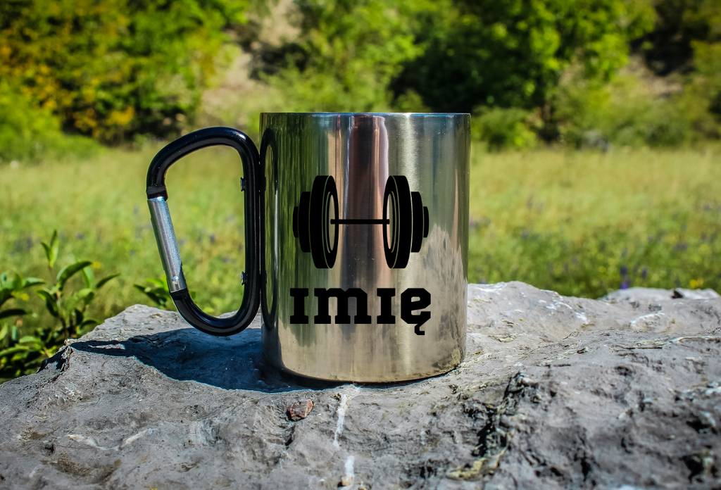 Kubek z czarnym karabińczykiem i nadrukiem hantli oraz imieniem do wyboru – siłownia #3