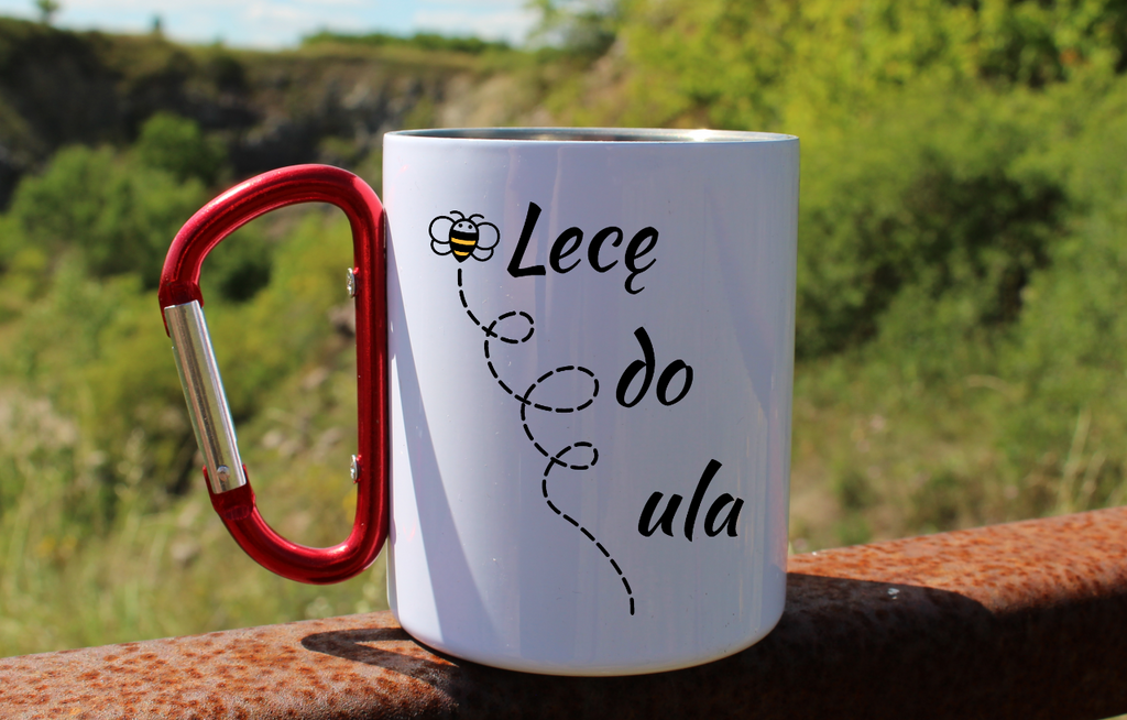 Kubek biały z czerwonym karabińczykiem i nadrukiem „Lecę do ula” – pszczelarstwo #7