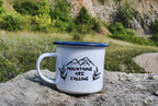 Kubek biały emaliowany z nadrukiem „Mountains are calling” – góry, trekking #8