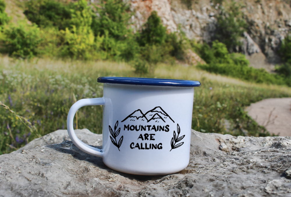 Kubek biały emaliowany z nadrukiem „Mountains are calling” – góry, trekking #8