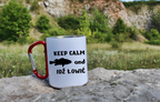 Kubek biały z czerwonym karabińczykiem i nadrukiem "KEEP CALM and IDŹ ŁOWIĆ" – wędkarstwo #6