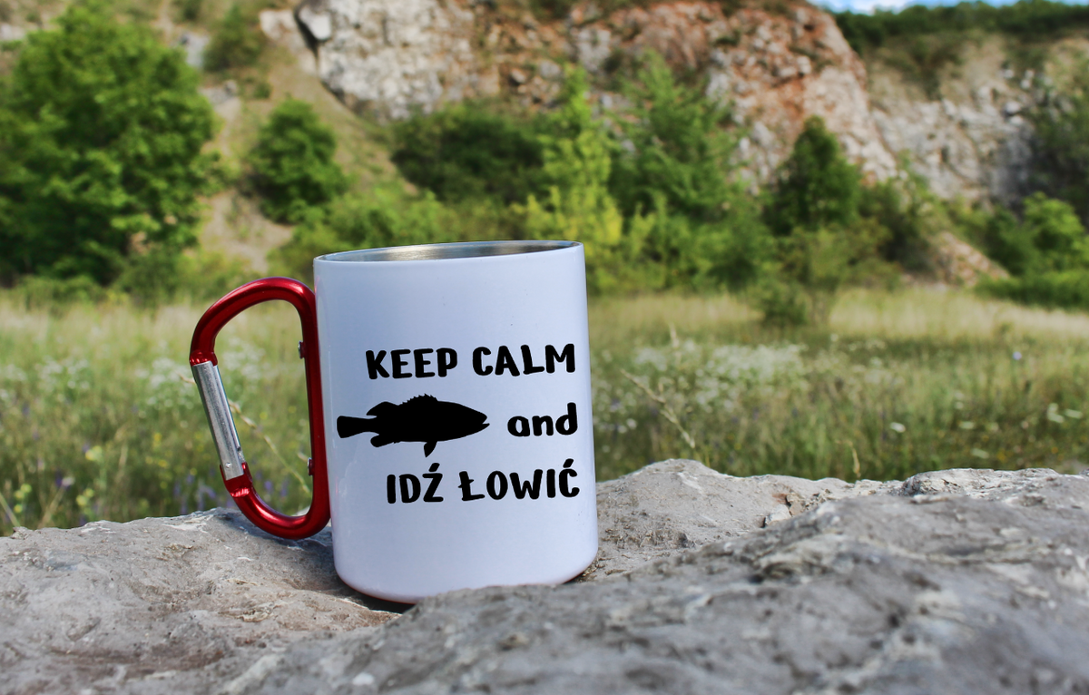 Kubek biały z czerwonym karabińczykiem i nadrukiem "KEEP CALM and IDŹ ŁOWIĆ" – wędkarstwo #6