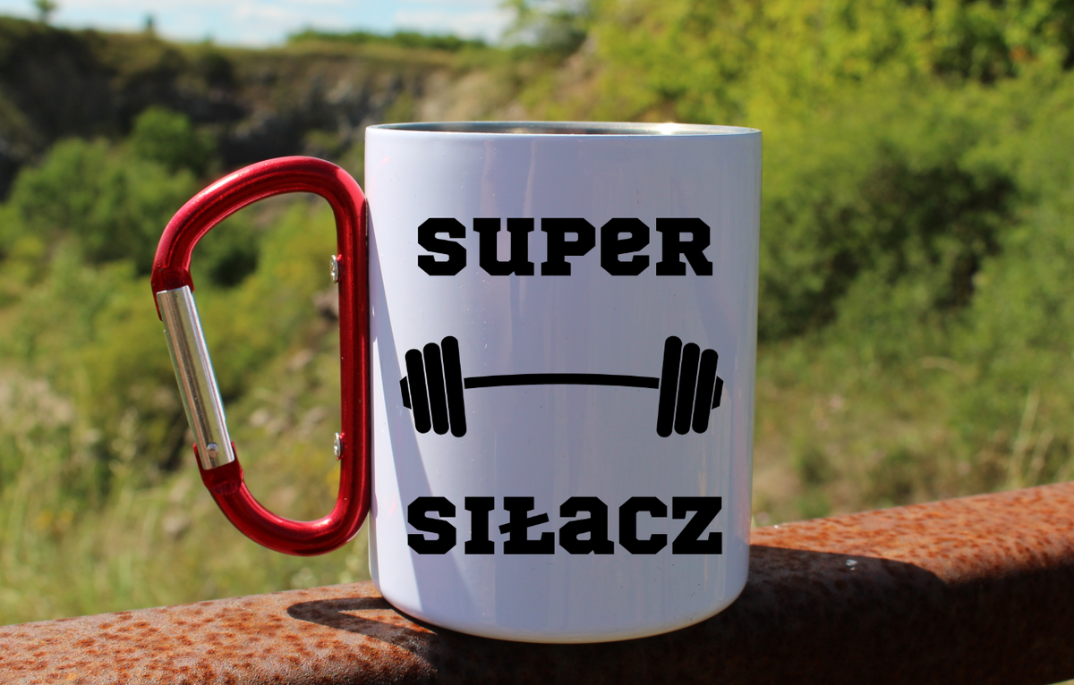 Kubek biały z czerwonym karabińczykiem i nadrukiem „Super Siłacz” – na siłownię #3