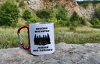 Kubek biały z czerwonym karabińczykiem z nadrukiem „Rzućmy wszystko, jedźmy pod namiot” – camping, namiot #10