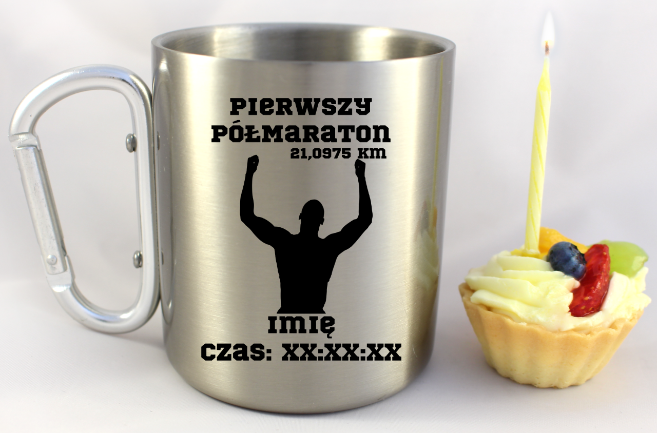 Kubek ze srebrnym karabińczykiem pamiątka po półmaratonie z czasem i imieniem – bieganie #8