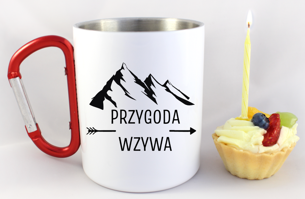 Kubek biały z czerwonym karabińczykiem, nadruk „Przygoda wzywa” - podróż, przygody #3