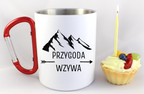 Kubek biały z czerwonym karabińczykiem, nadruk „Przygoda wzywa” - podróż, przygody #3