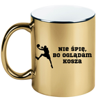 Kubek złoty z nadrukiem "Nie śpię, bo oglądam kosza" – koszykówka #3