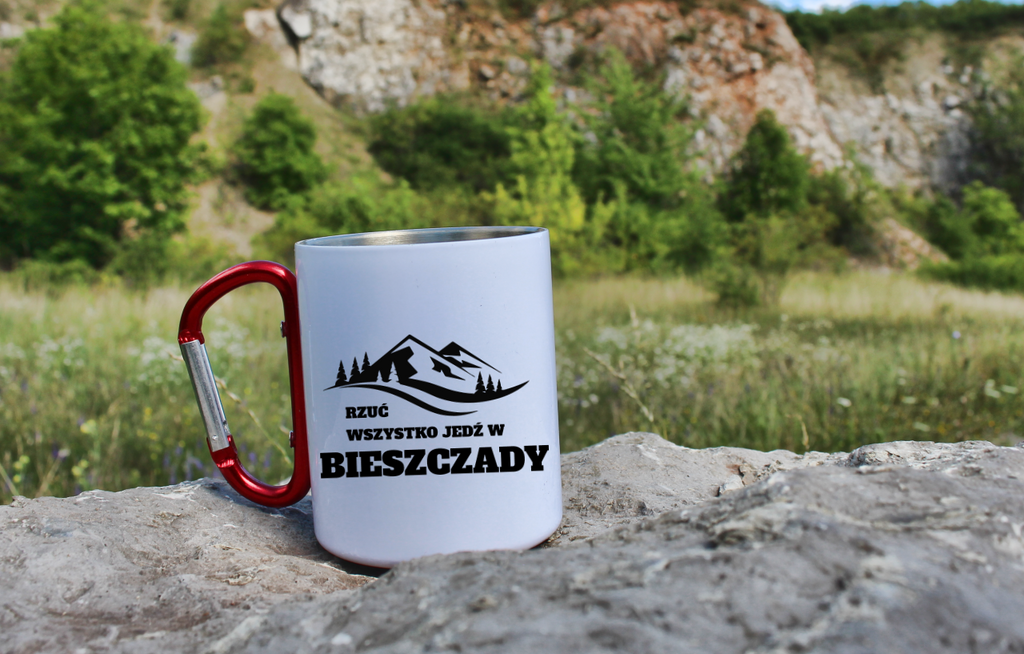 Kubek biały z czerwonym karabińczykiem, nadruk „Rzuć wszystko, jedź w Bieszczady” #5