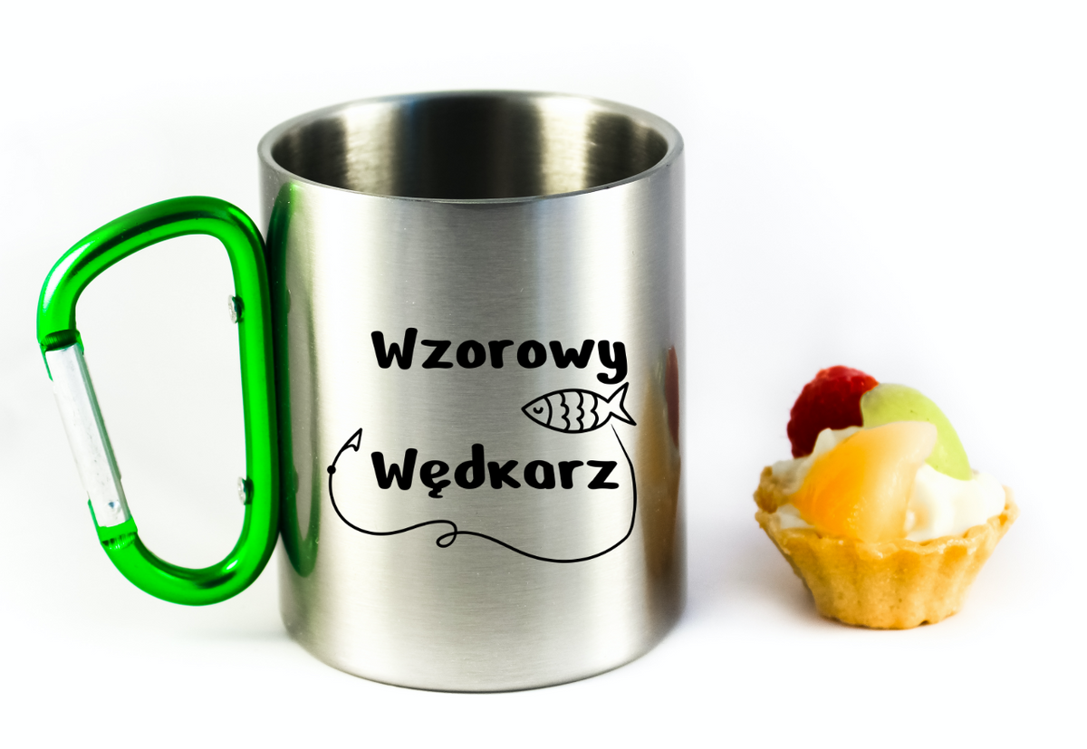 Kubek metalowy 300 ml z zielonym karabińczykiem i nadrukiem „Wzorowy Wędkarz” – wędkarstwo #1