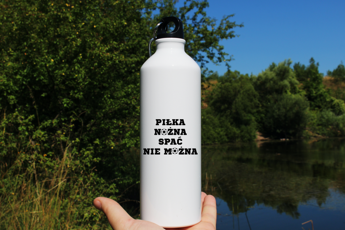 Butelka biała 800 ml z napisem "Piłka nożna spać nie można" – piłka nożna #11