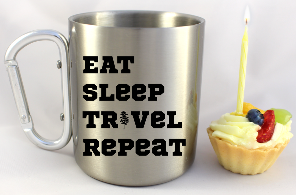 Kubek karabińczyk srebrny z nadrukiem „Eat Sleep Travel Repeat” – podróże, przygoda #5