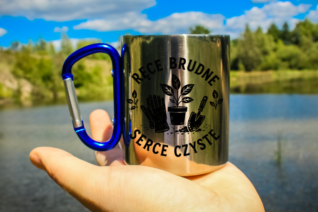 Kubek niebieski karabińczyk „Ręce brudne, serce czyste” – na działkę #3