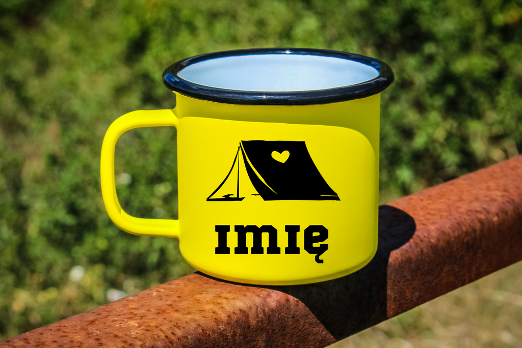 Kubek emaliowany żółty z grafiką namiotu i imieniem do wyboru – camping, pod namiot #4