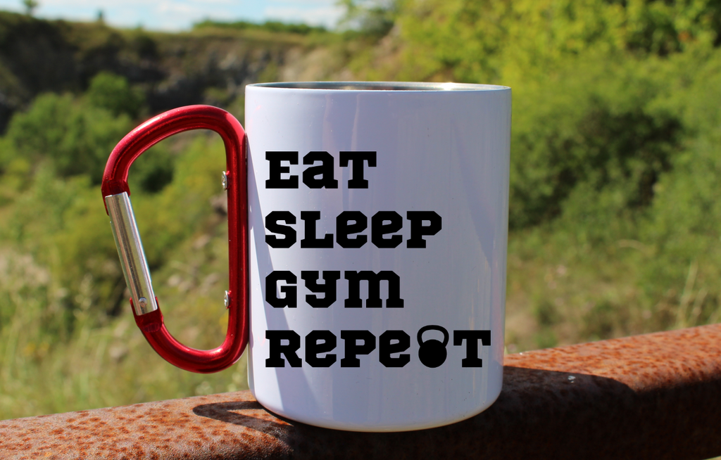 Kubek biały z czerwonym karabińczykiem i nadrukiem "Eat Sleep Gym Repeat" – na siłownię #6