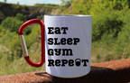 Kubek biały z czerwonym karabińczykiem i nadrukiem "Eat Sleep Gym Repeat" – na siłownię #6
