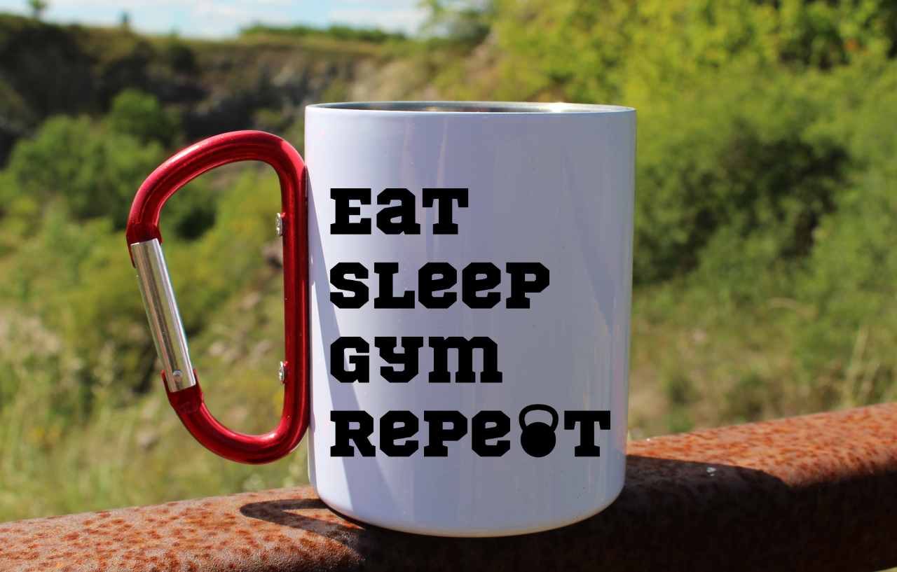 Kubek biały z czerwonym karabińczykiem i nadrukiem "Eat Sleep Gym Repeat" – na siłownię #6