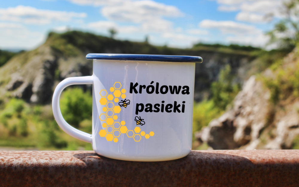 Kubek emaliowany biały z nadrukiem „Królowa pasieki” – pszczelarstwo #9