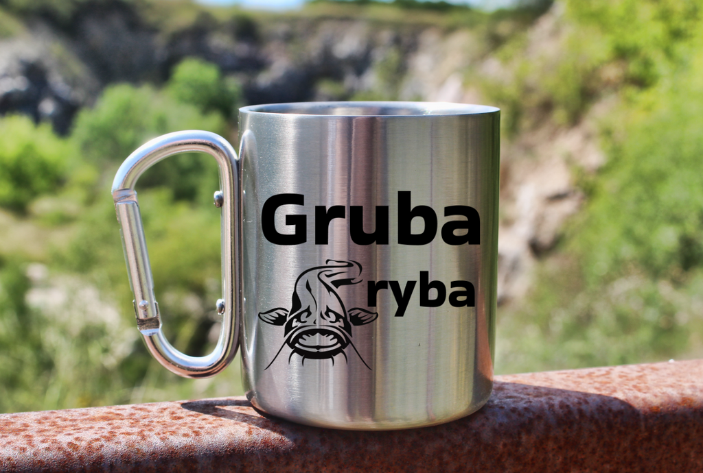 Kubek ze srebrnym karabińczykiem i nadrukiem „Gruba ryba” – wędkarstwo #11