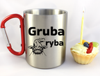 Kubek z czerwonym karabińczykiem i nadrukiem „Gruba ryba” – wędkarstwo #10