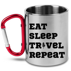 Kubek z czerwonym karabińczykiem i nadrukiem „Eat Sleep Travel Repeat” – podróże, wyprawy #5