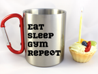 Kubek z czerwonym karabińczykiem i nadrukiem "Eat Sleep Gym Repeat" – na siłownię #7
