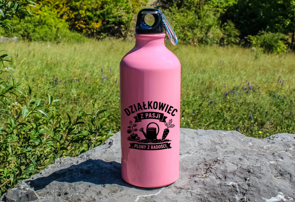 Butelka różowa 600 ml z nadrukiem "Działkowiec z pasji, plony z radości" - do ogrodu #1