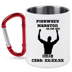 Kubek biały z czerwonym karabińczykiem – pamiątka po maratonie z czasem i imieniem – bieganie #10
