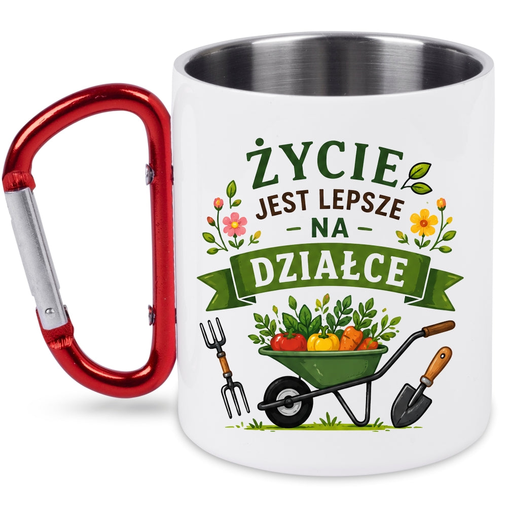 Kubek biały z czerwonym karabińczykiem „Życie jest lepsze na działce” – działka, ogród #3