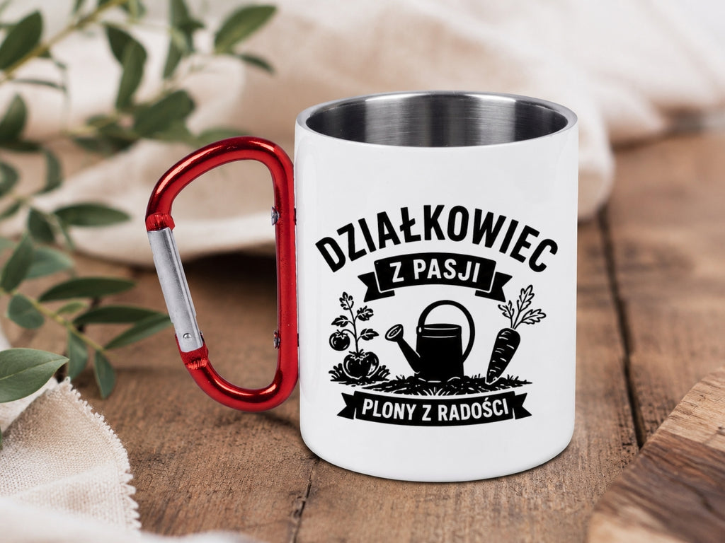 Kubek biały z czerwonym karabińczykiem „Działkowiec z pasji, plony z radości” – działka, ogród #5