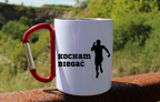 Kubek biały z czerwonym karabińczykiem dla biegacza – nadruk "Kocham Biegać" #3