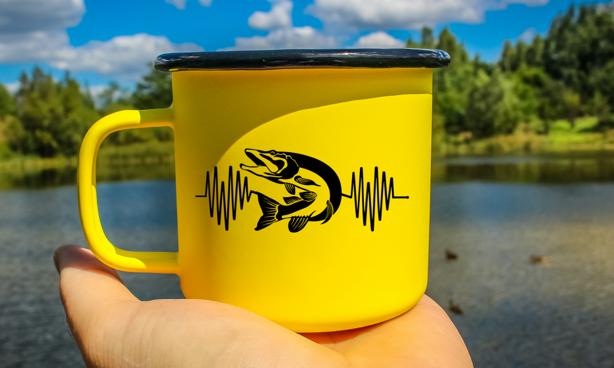 Kubek emaliowany żółty 360 ml z nadrukowanym motywem wędkarskiego EKG – wędkarstwo #2