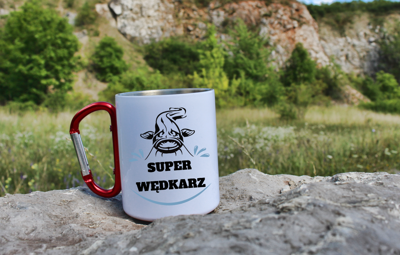 Kubek biały z czerwonym karabińczykiem i nadrukiem "Super wędkarz" – wędkarstwo #9