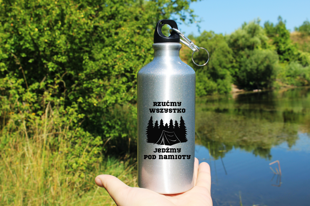 Bidon srebrny 500 ml z nadrukiem „Rzućmy wszystko, jedź pod namioty” – namioty, camping, wyprawa #9