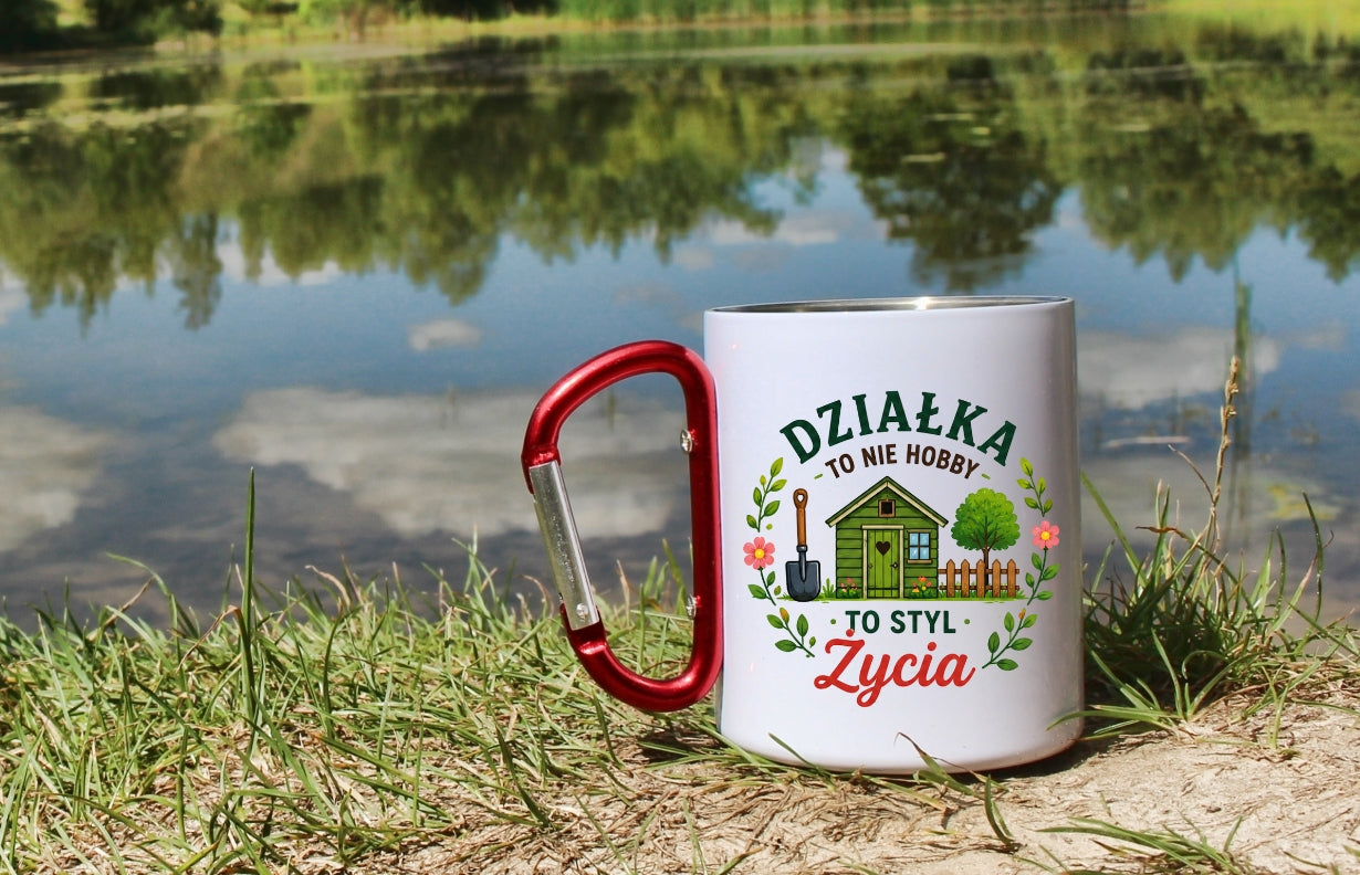 Kubek biały z czerwonym karabińczykiem „Działka to nie hobby, to styl życia” – działka, ogród #2