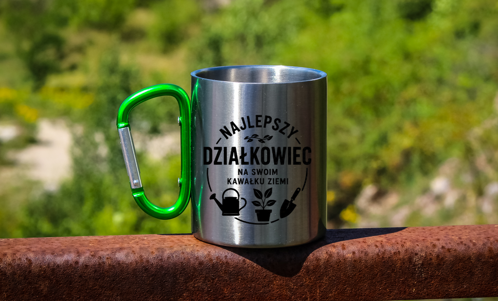 Kubek z zielonym karabińczykiem z nadrukiem „Najlepszy działkowiec na swoim kawałku ziemi” – działka, ogród #5