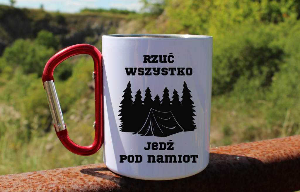 Kubek biały z czerwonym karabińczykiem z nadrukiem „Rzuć wszystko, jedź pod namiot” – camping, namioty #9